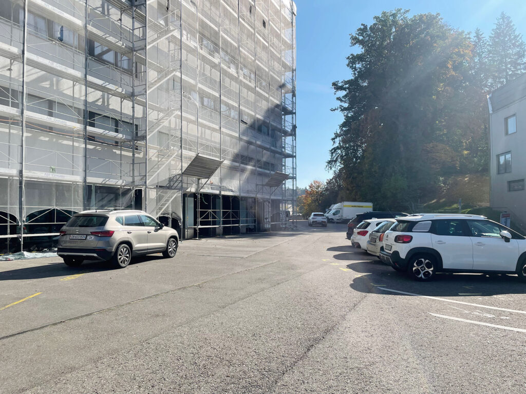 Parkplätze können auf dem ganzen Areal genutzt werden
