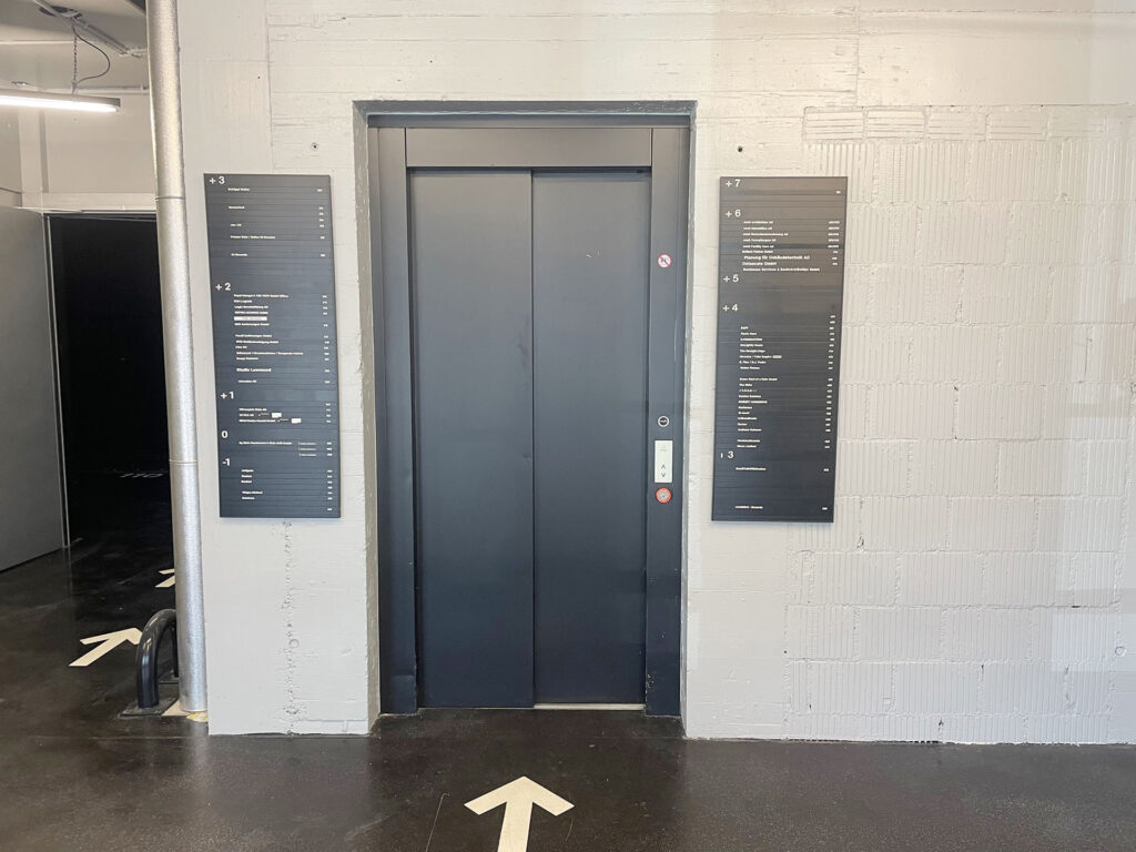 ... dann entweder mit dem Lift (2 drücken) ...