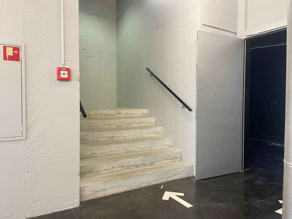 ... oder via Treppenhaus (1x um die Ecke) ...