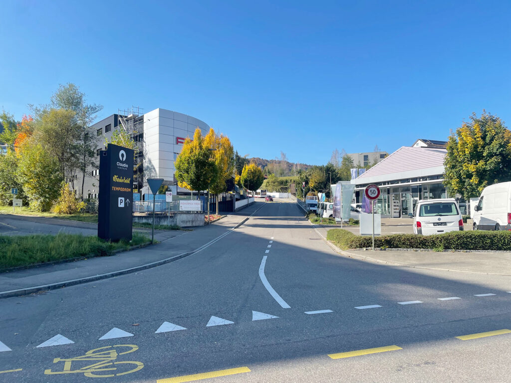 ... vor der AMAG in die Dättnauerstrase abbiegen ...